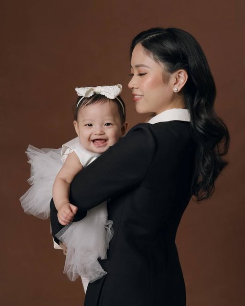 Di postingan selanjutnya, Jessica juga membagikan potretnya saat menggendong baby Julia Eden yang terlihat fotogenik sejak bayi.
