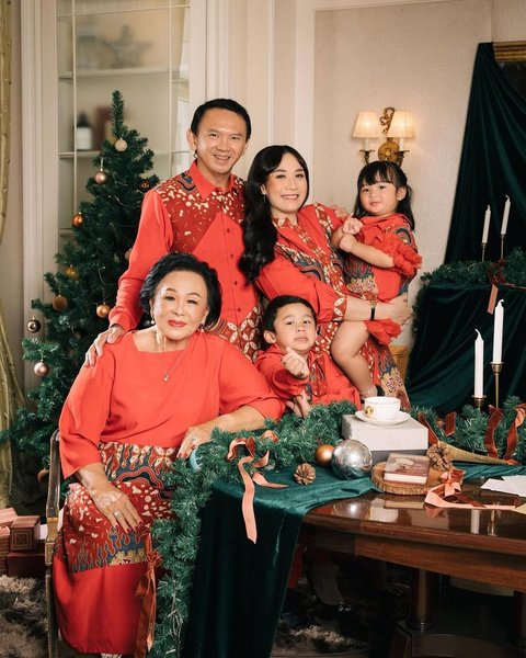 Tidak hanya itu, ibu mertua Puput juga selalu hadir dalam setiap pemotretan keluarga, baik untuk momen Imlek maupun Natal.