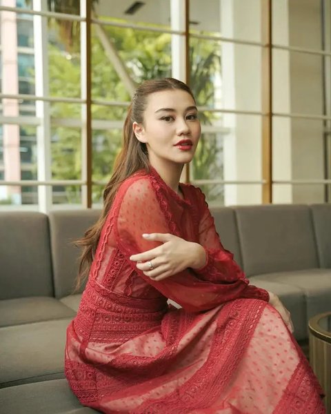 Aaliyah Massaid tampil sederhana namun tetap mencuri perhatian dengan dress merah. 