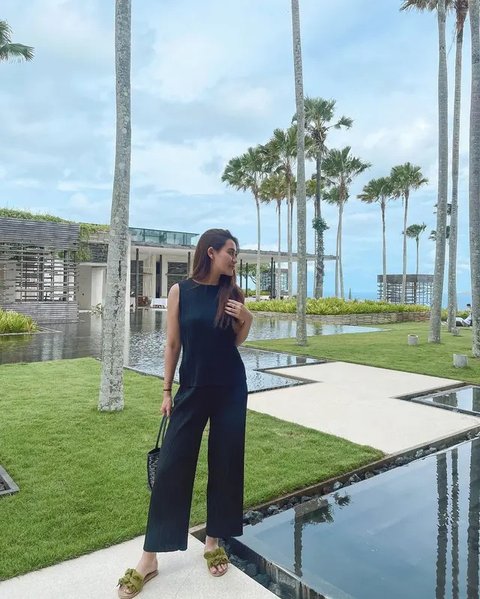 Dengan jumpsuit hitam tanpa lengan, Aaliyah Massaid menunjukkan gaya simpel yang tetap chic. Mana yang jadi favorit kalian?