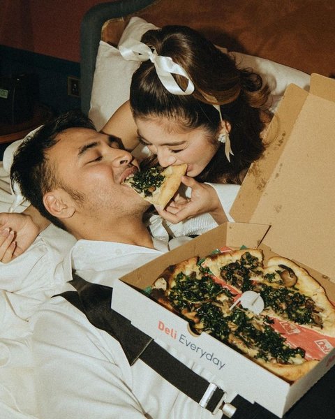 Selain itu, mereka menikmati waktu bersantap pizza bersama, menambah keceriaan momen mereka. 