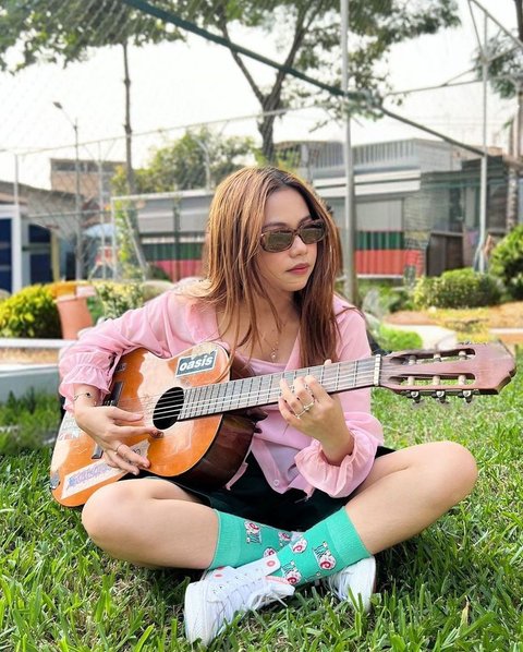 Selain menjadi ahli dalam menyanyi dan menari, Lady Rara juga mahir dalam bermain musik, terutama gitar.