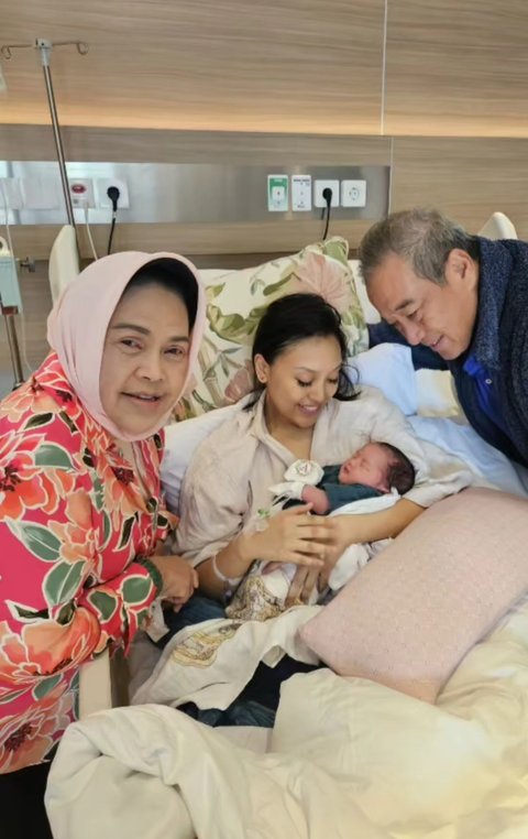 Potret Afifah Yusuf Putri Hetty Koes Endang Melahirkan Anak Kedua, Nenek Kece Semringah Banget