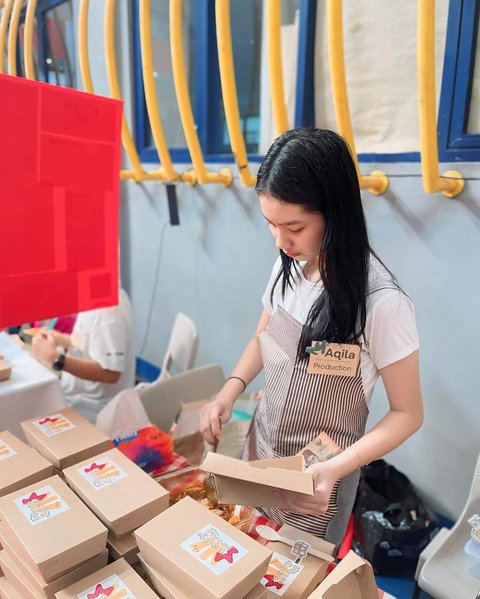 Aqila terlihat menjual 'usaha' kecil-kecilannya, dan sang mama pun tidak melewatkan momen untuk mengabadikannya.