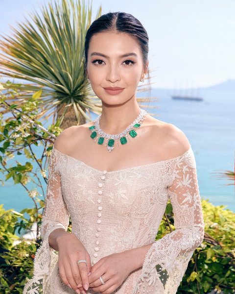 Pancarkan Aura Mahal, Potret Raline Shah Berkebaya dan Pakai Kain Ulos di Acara Closing Cannes Film Festival Buat Kagum