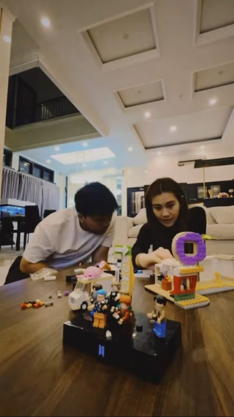 So Sweet! Momen Thariq Halilintar Habiskan Waktu Bersama Aaliyah, Main Lego Hingga Masak Bareng