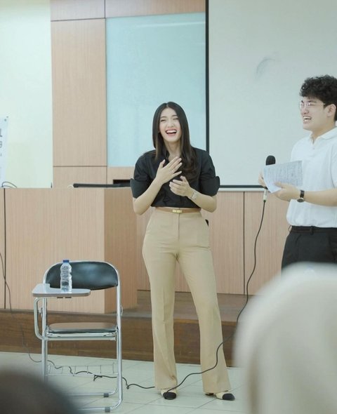 Penampilan Cantik nan Elegan Anissa Aziza Istri Raditya Dika saat Jadi Dosen Tamu di Universitas Indonesia