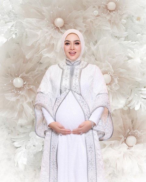 Potret Syahrini Makan Bareng Sang Adik, Bumil Cantik Tampil Pakai Dress Hijau - Tenteng Tas Hermes Bernilai Fantastis