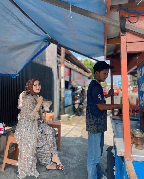 Potret Imel Putri Cahyati Tak Gengsi Makan Mie Ayam di Pinggir Jalan, Penampilan Cantiknya Pakai Baju Kondangan Bikin Salfok