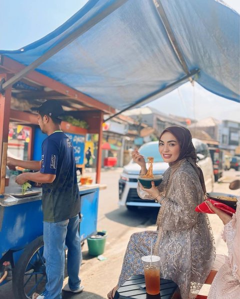 Potret Imel Putri Cahyati Tak Gengsi Makan Mie Ayam di Pinggir Jalan, Penampilan Cantiknya Pakai Baju Kondangan Bikin Salfok