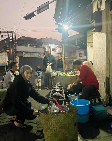 Potret Imel Putri Cahyati Tak Gengsi Makan Mie Ayam di Pinggir Jalan, Penampilan Cantiknya Pakai Baju Kondangan Bikin Salfok