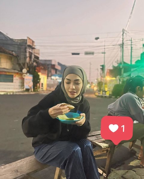 Potret Imel Putri Cahyati Tak Gengsi Makan Mie Ayam di Pinggir Jalan, Penampilan Cantiknya Pakai Baju Kondangan Bikin Salfok