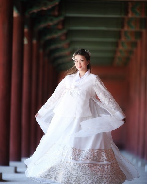 7 Potret Cantik Rebecca Klopper Tampil Pakai Pakai Hanbok saat Liburan di Korea Selatan, Bikin Netizen Terpesona