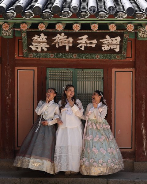 7 Potret Cantik Rebecca Klopper Tampil Pakai Pakai Hanbok saat Liburan di Korea Selatan, Bikin Netizen Terpesona