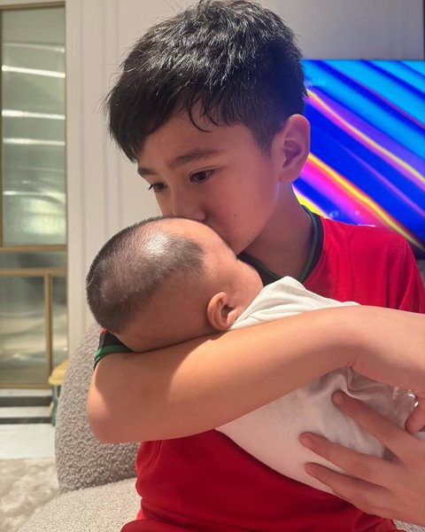 Potret Terbaru Baby Lily Anak Angkat Raffi Ahmad dan Nagita Slavina, Kini Wajahnya Sudah Tak Ditutupi Stiker