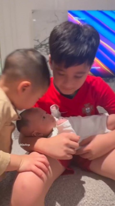 Potret Terbaru Baby Lily Anak Angkat Raffi Ahmad dan Nagita Slavina, Kini Wajahnya Sudah Tak Ditutupi Stiker