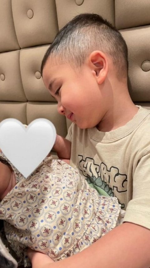 Potret Baby Lily Anak Raffi -  Nagita yang Wajahnya Mulai Di-spill Tipis-Tipis, Disayang banget sama Kedua Kakaknya<br>