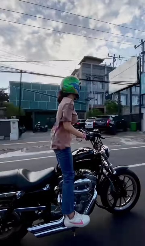 Momen Keseruan Selvi Kitty Naik Moge saat Jalan-jalan di Bali, Penampilannya Mencuri Perhatian