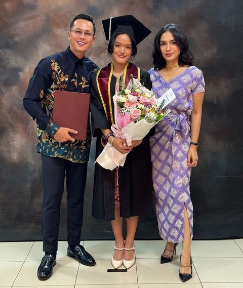 Potret Ara Anak Ussy Sulistiawaty Wisuda SMA, Cantik & Pesonanya 11 12 dengan Sang Mama