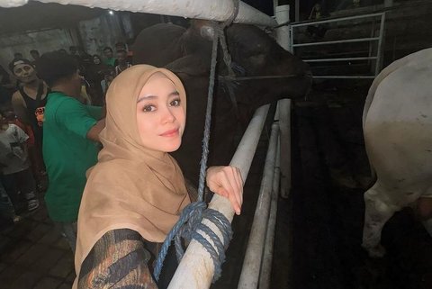 Potret Lesti Kejora dan Rizky Billar Beli Sapi Kurban Untuk Idul Adha, Kehadiran Baby L Sukses Curi Perhatian