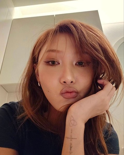 Cantik Tak Selalu Putih, Potret Hwasa Mamamoo Tampil Stunning dengan Tan Skin yang Eksotis Abis