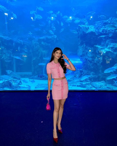 Dalam dress pink yang memikat, Sabrina bertransformasi menjadi bintang Korea Hong Hae-In, 