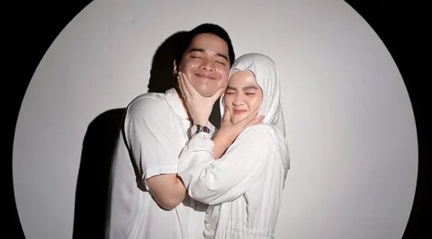 Berpose saling memegang pipi, Alvin dan Henny tampak seperti pasangan muda. Bahkan beberapa artis turut memuji keharmonisan Alvin Faiz dan Henny Rahman, salah satunya Anandito Dwis.