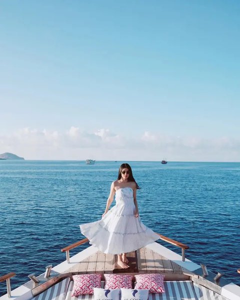 Dengan pemandangan laut biru yang luas di belakangnya, ibu dua anak ini tampak anggun saat berpose.<br>