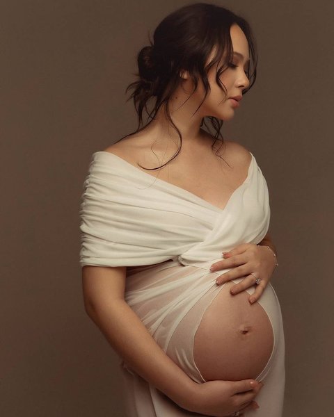Jelang Persalinan, Potret Cantik Bumil Pamela Bowie Jalani Maternity Shoot