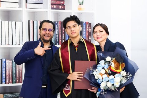 Potret Ganteng Anak Cut Keke Wisuda, Gagah Pakai Baju Toga