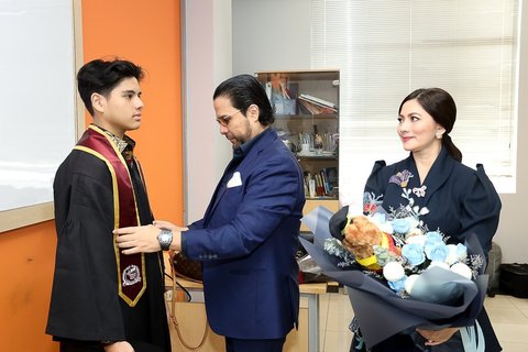 Potret Ganteng Anak Cut Keke Wisuda, Gagah Pakai Baju Toga