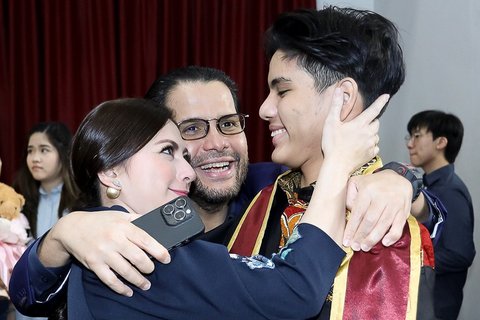 Potret Ganteng Anak Cut Keke Wisuda, Gagah Pakai Baju Toga