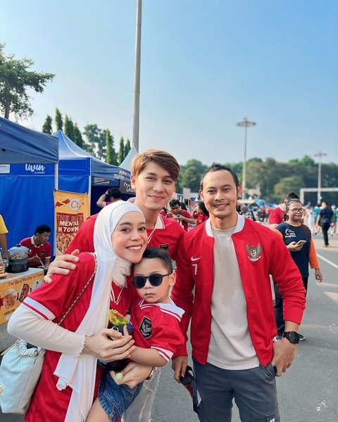 Rizky Billar came together with Lesti and their son wearing red and white attire.