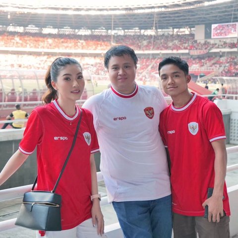 Sarwendah and Betrand Peto for the first time watched a soccer match live on the field.