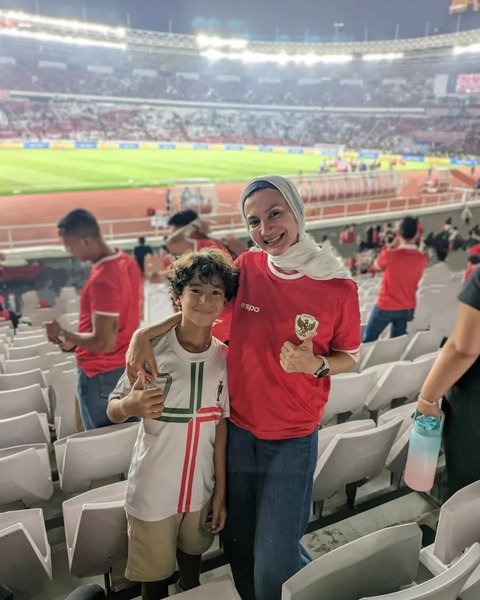 Wanda Hamidah invites her youngest son, Kai, to watch live at the stadium.