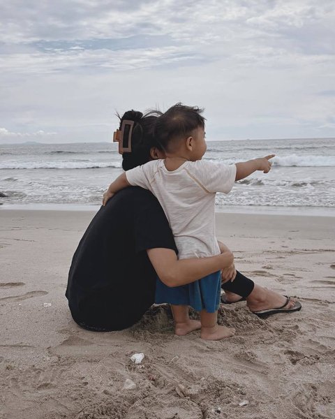 Selama hampir dua tahun terakhir, Arie Kriting & Indah Permatasari memilih untuk tidak secara jelas mengungkap potret wajah anak mereka.<br>