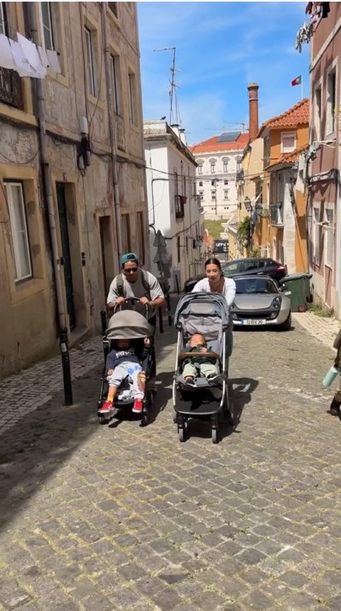 Tidak hanya Jennifer, Irfan Bachdim juga terlihat rela ketika liburan harus mendorong stroller anak, menunjukkan kerjasama dan dukungan dalam mengurus keluarga.<br>