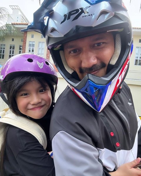 Potret  Abigail Cattleya Dijemput Ayahnya Ibnu Jamil Pakai Motor di Sekolah, Reaksi Lucu dan Tidak Terduga!