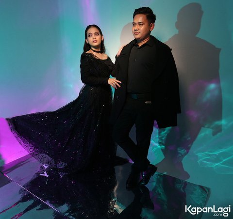 Romantis, Gaya Pemotretan Terbaru Putri Isnari dan Abdul Azis, Bikin Baper 