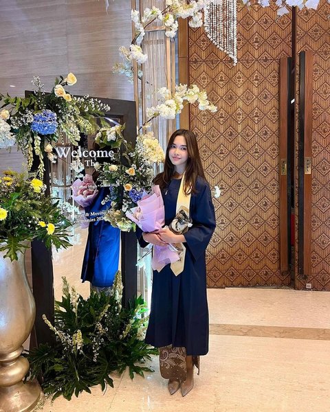 Cantik Banget! Potret Chanella Leslie Putri Sambung Cut Tari Tampil Anggun Menawan di Acara Wisuda