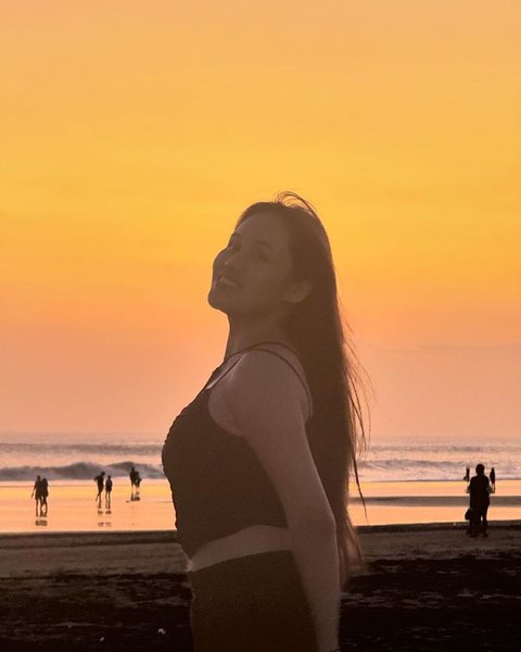 Potret Rani DA Liburan di Bali, Penampilannya Cantik Banget Pakai Dress Nikmati Sunset di Pinggir Pantai