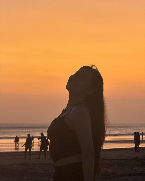 Potret Rani DA Liburan di Bali, Penampilannya Cantik Banget Pakai Dress Nikmati Sunset di Pinggir Pantai