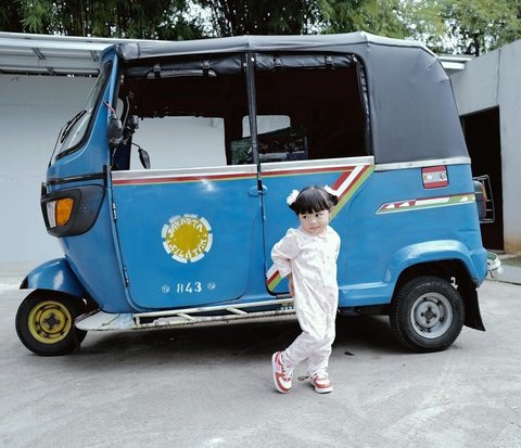 Biasa Naik Mobil Mewah, 8 Foto Ameena Girang Dijemput Aurel dan Atta Naik Bajaj