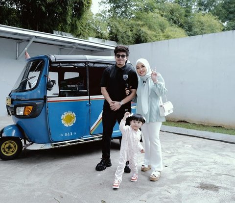 Ameena Pose di Depan Bajaj