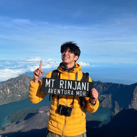 Berhasil Taklukan Rinjani Walau Sempat Kesulitan Capai Puncak, Berikut 8 Potret Abun Sungkar Naik Gunung Rinjani