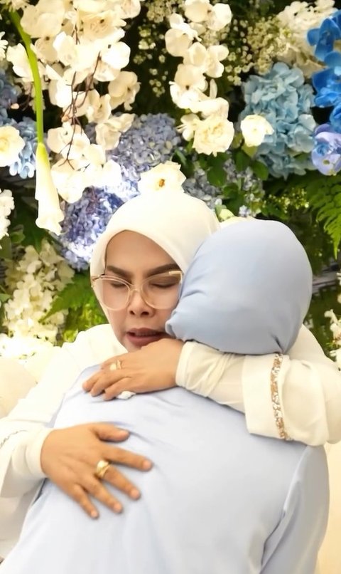 Potret Aisyahrani Gelar Pengajian Sebelum Berangkat Ibadah Haji Bersama Suami, Dekorasi Mewah & Acara Penuh Haru