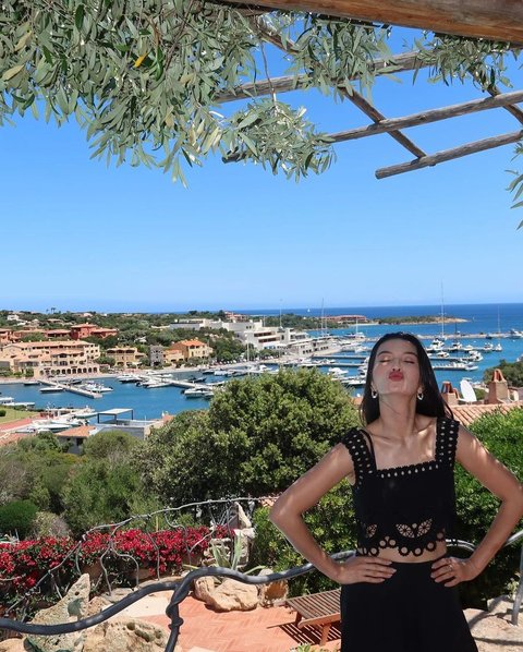 Potret Raline Shah Liburan di Italia, Kecantikannya Seindah Pemandangan di Pulau Sardinia