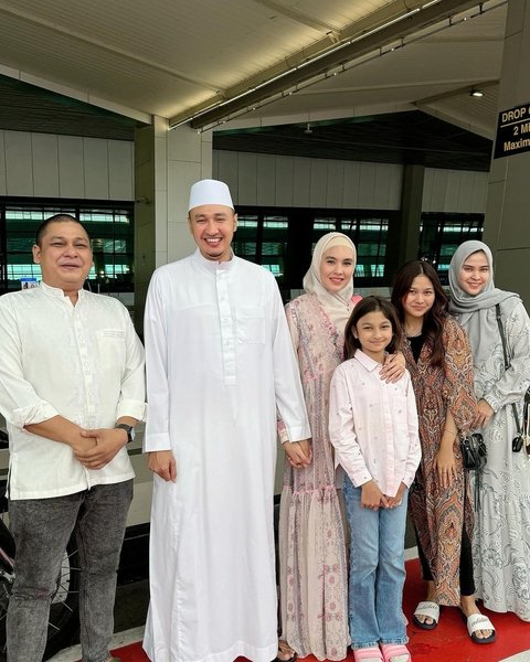 Potret Kartika Putri Berangkat Haji Bersama Habib Usman Bin Yahya: Alhamdulillah Allah Undang Kami Lagi