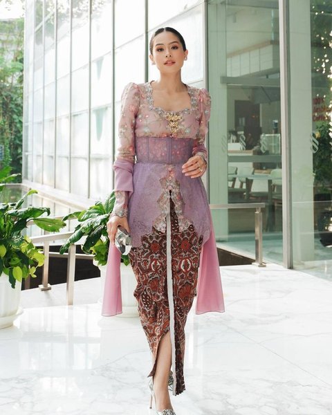 Kebaya Floral Berwarna Pink Dengan Sentuhan Brokat Berwarna Lilac