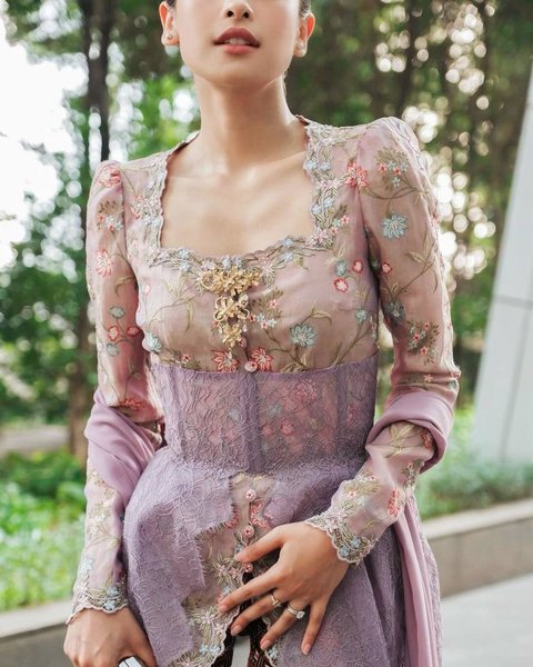 Kebaya Kutubaru Dipadukan Dengan Kain Batik Jogja